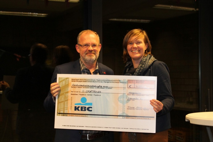 Tinne Feest schenkt 4.850 euro aan het G-sportfonds