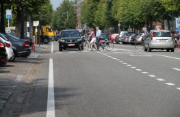 Burgemeester Tinne Rombouts op de fiets 