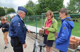 Burgemeester Tinne Rombouts op de fiets 